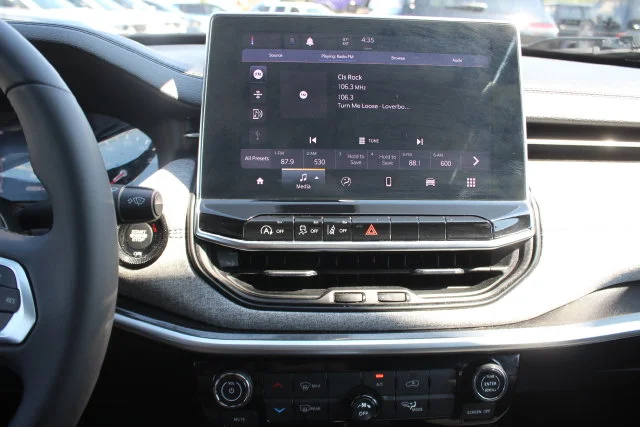 Used 2024 White Jeep Latitude image 4