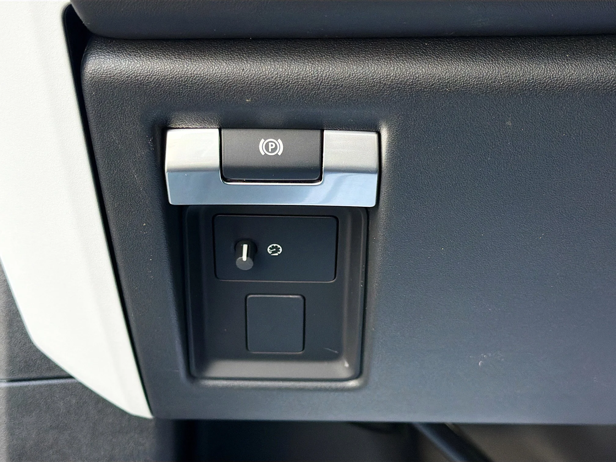 New 2026 Fuji White Land Rover X-Dynamic SE image 34