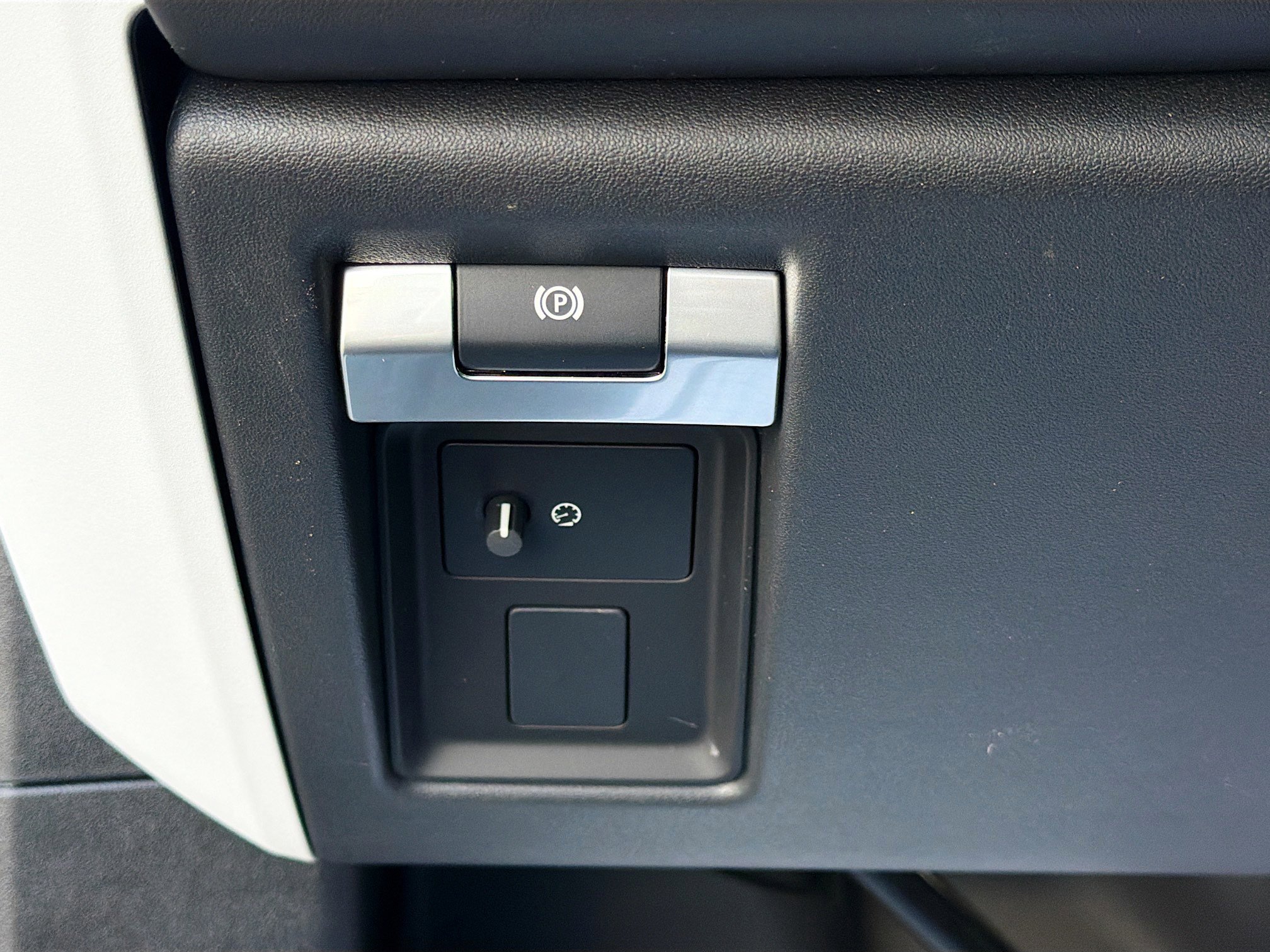 New 2026 Fuji White Land Rover X-Dynamic SE image 34