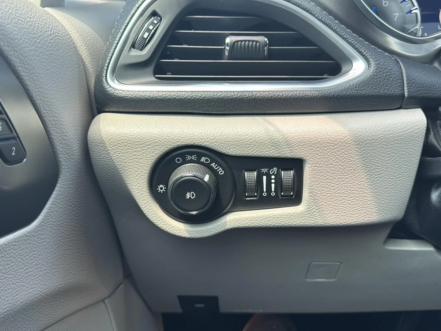 Used 2019 Bright White Clearcoat Chrysler Limited image 14