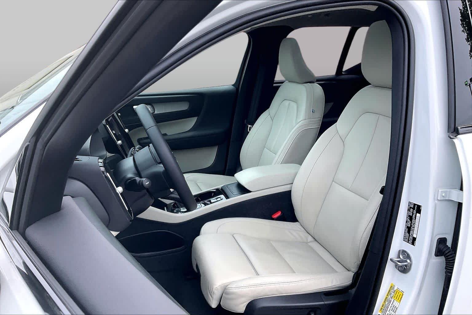 Used 2023 Crystal White Metallic Volvo Plus Dark Theme image 7