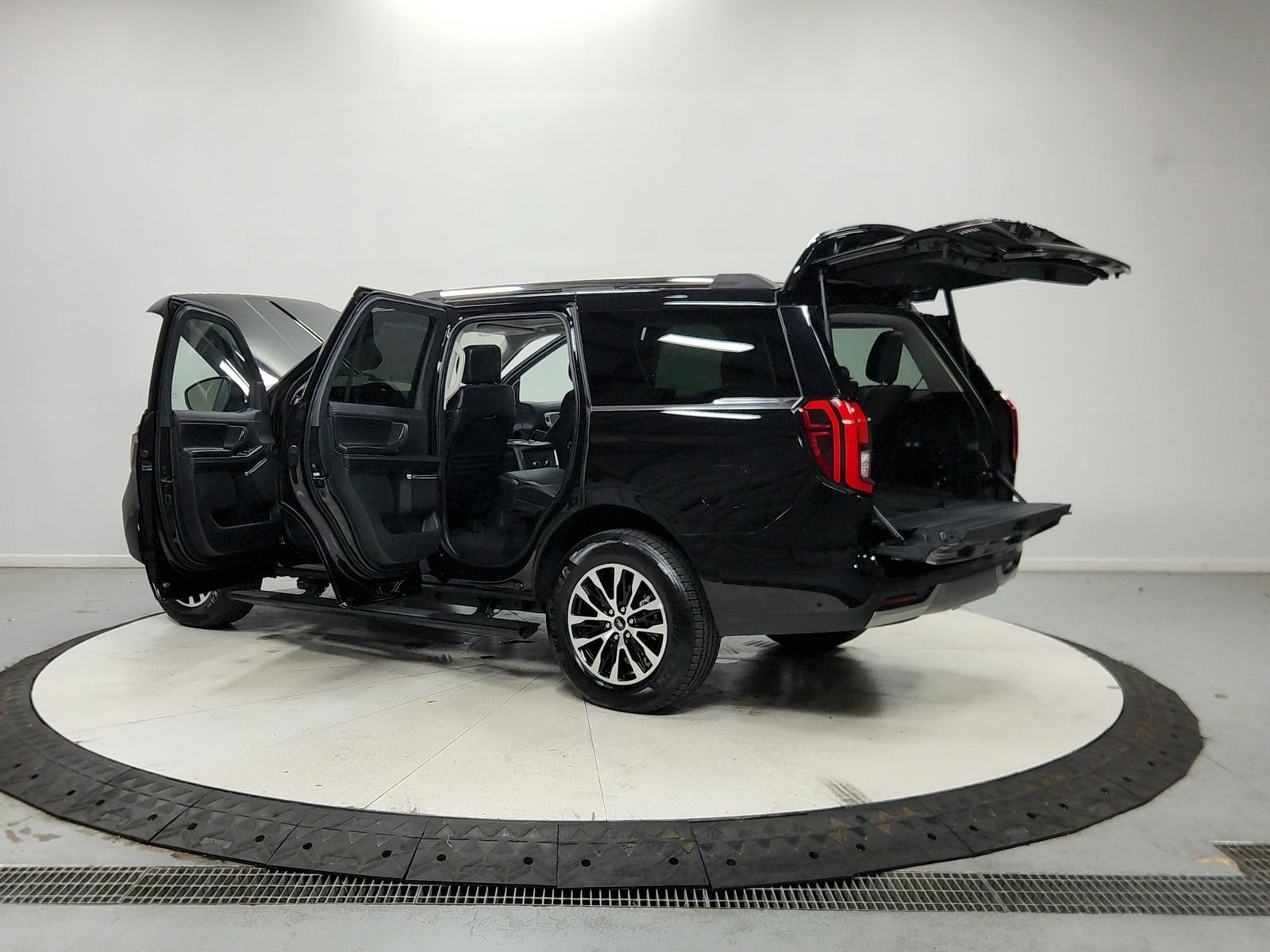 Used 2025 Agate Black Ford Platinum image 14