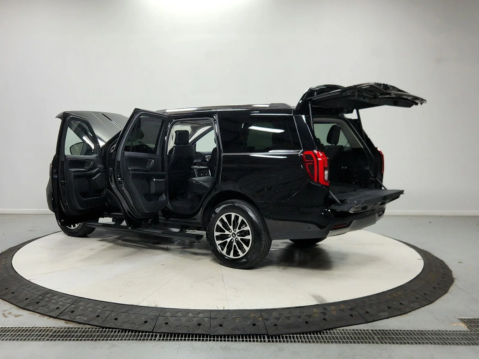 Used 2025 Black Ford Platinum image 14
