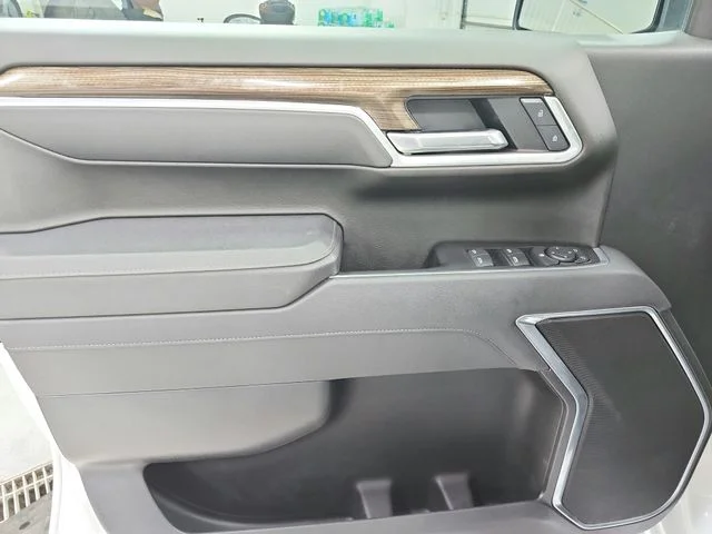 Used 2025 White Chevrolet LT image 37