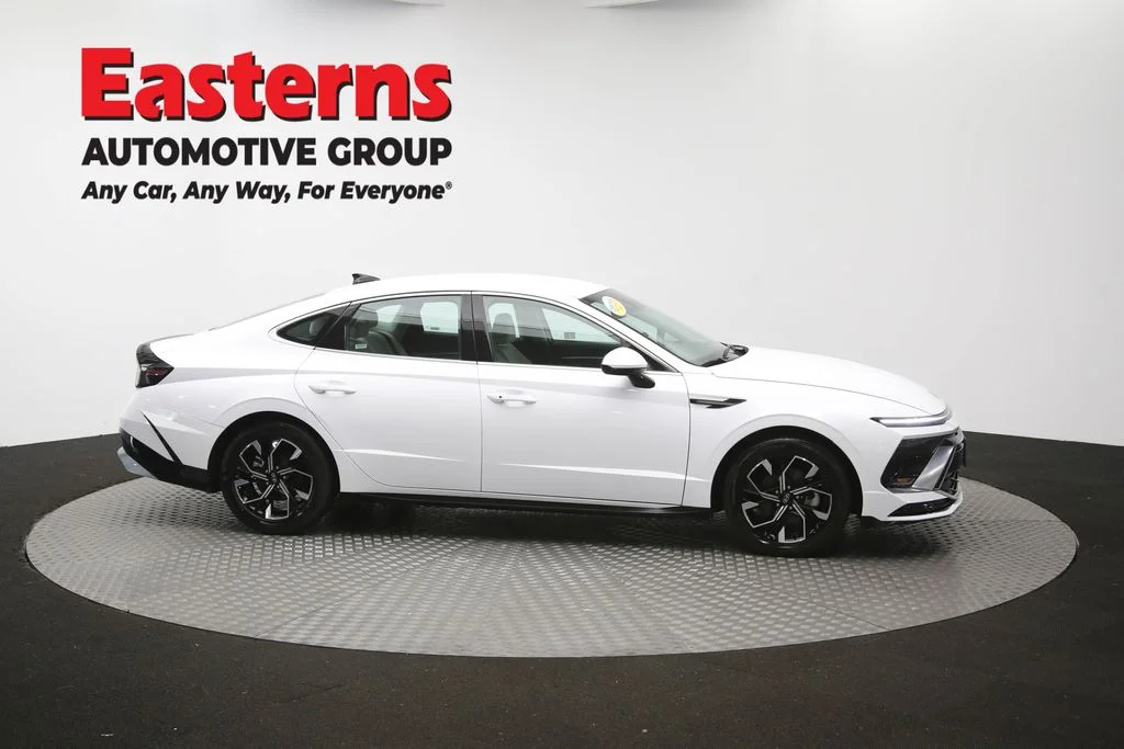 Used 2025 White Hyundai SEL image 46