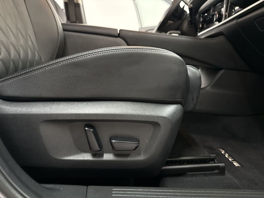 Certified Used 2025 Gun Metallic Nissan Platinum image 19