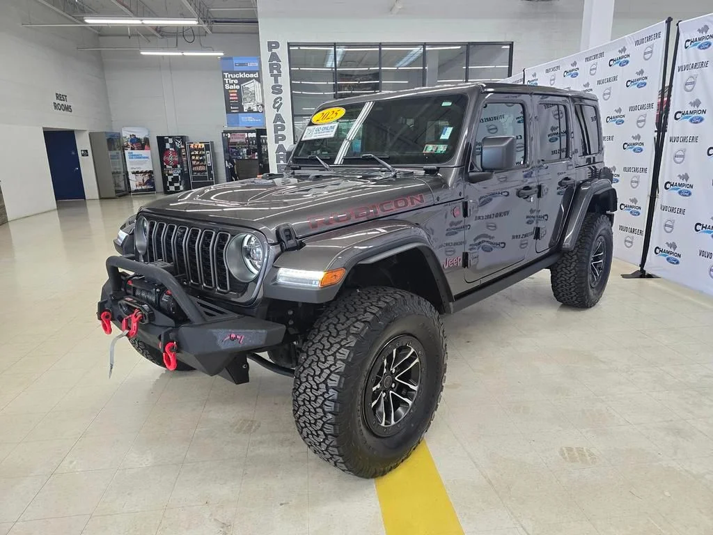 Used 2025 Granite Crystal Clearcoat Metallic Jeep Rubicon image 3