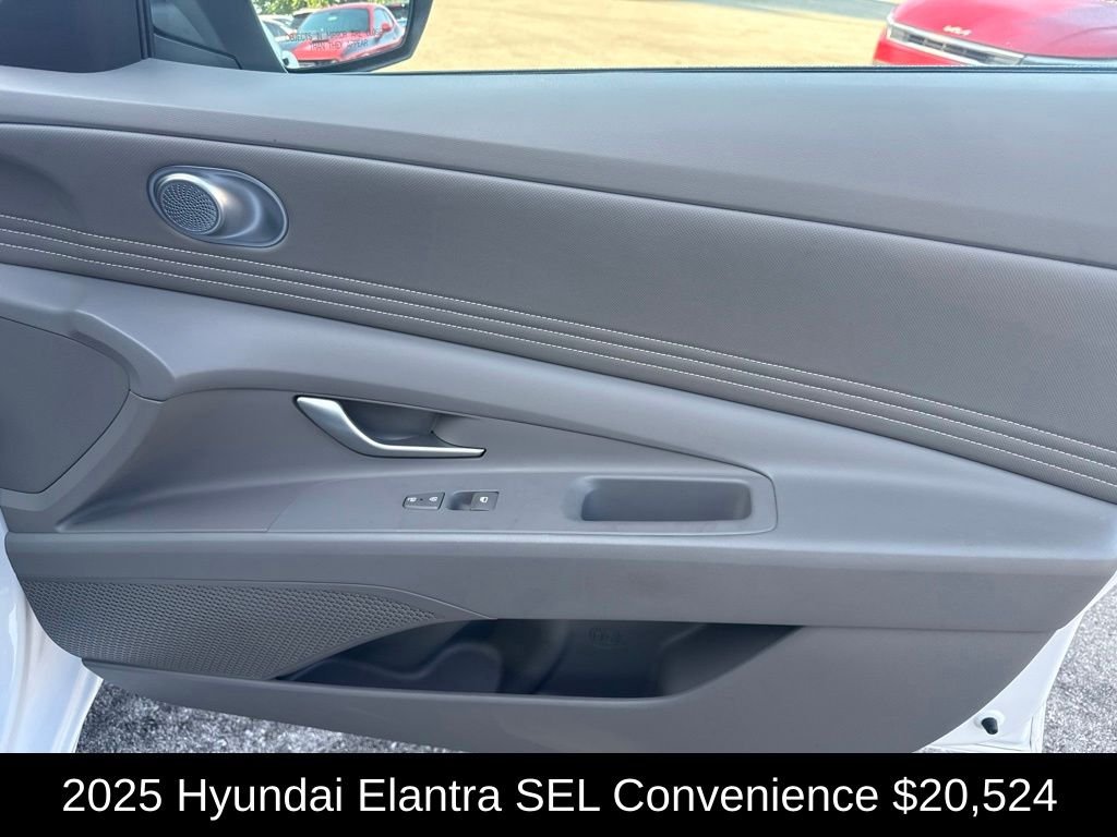 Used 2025 White Hyundai SEL Convenience image 17