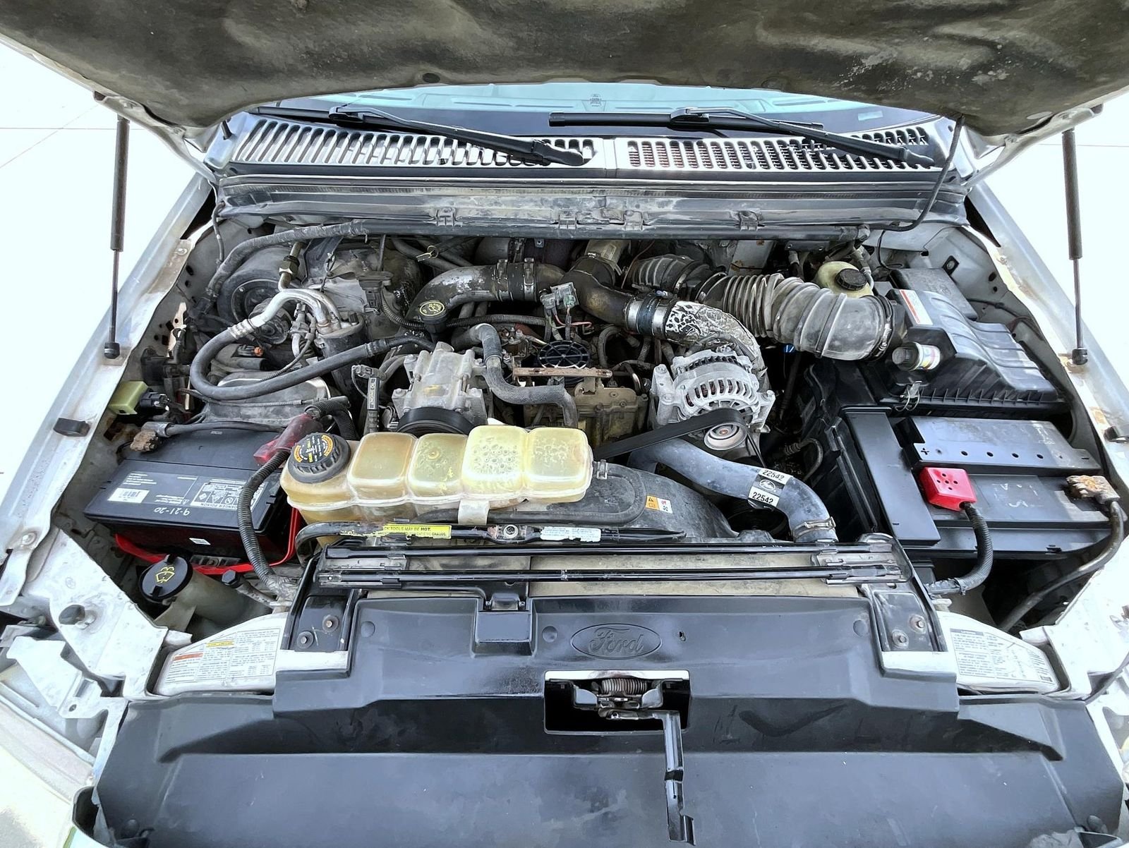Used 2001 White Ford Lariat image 27
