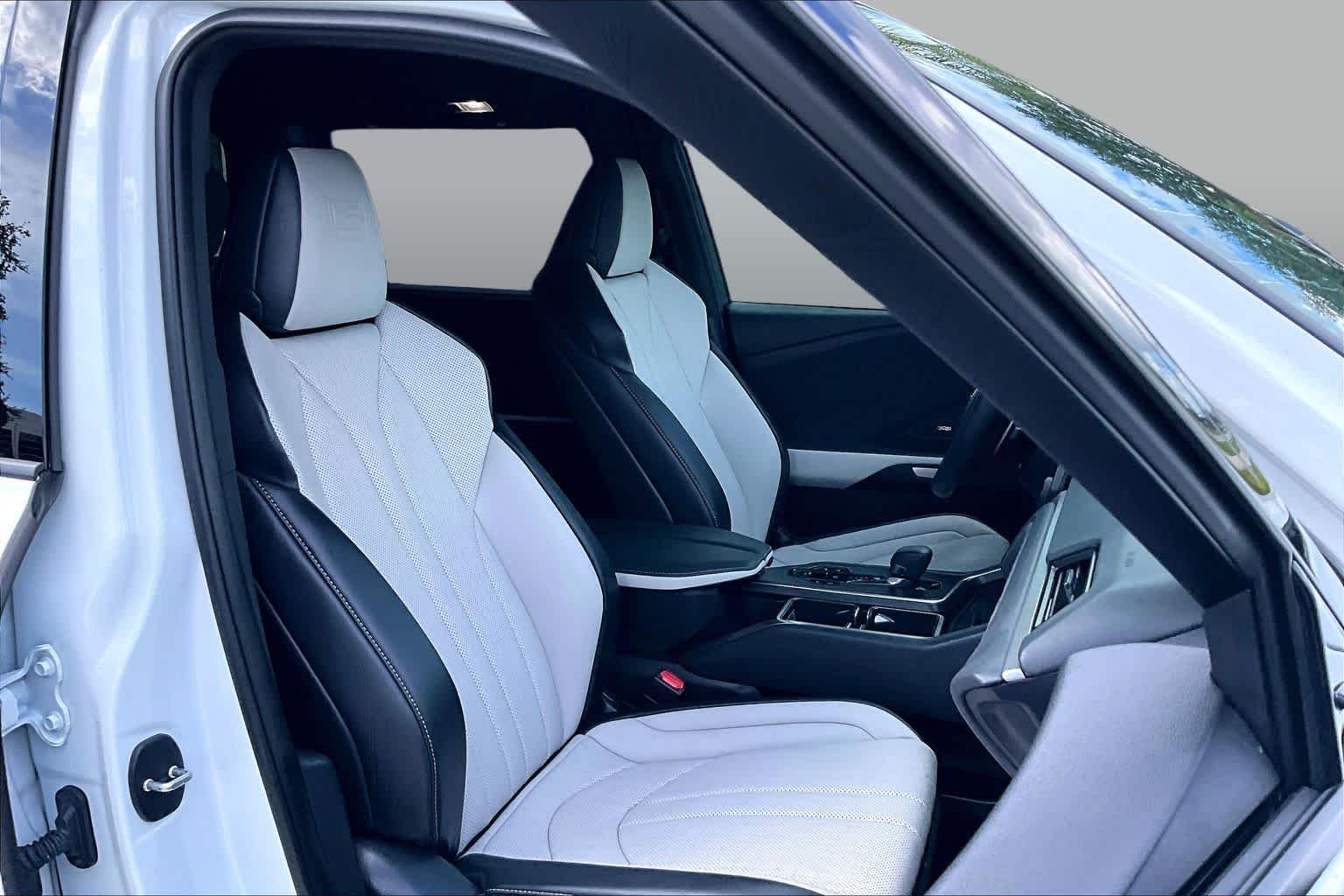 Certified Used 2025 WIND CHILL PEARL Lexus F SPORT Handling image 9