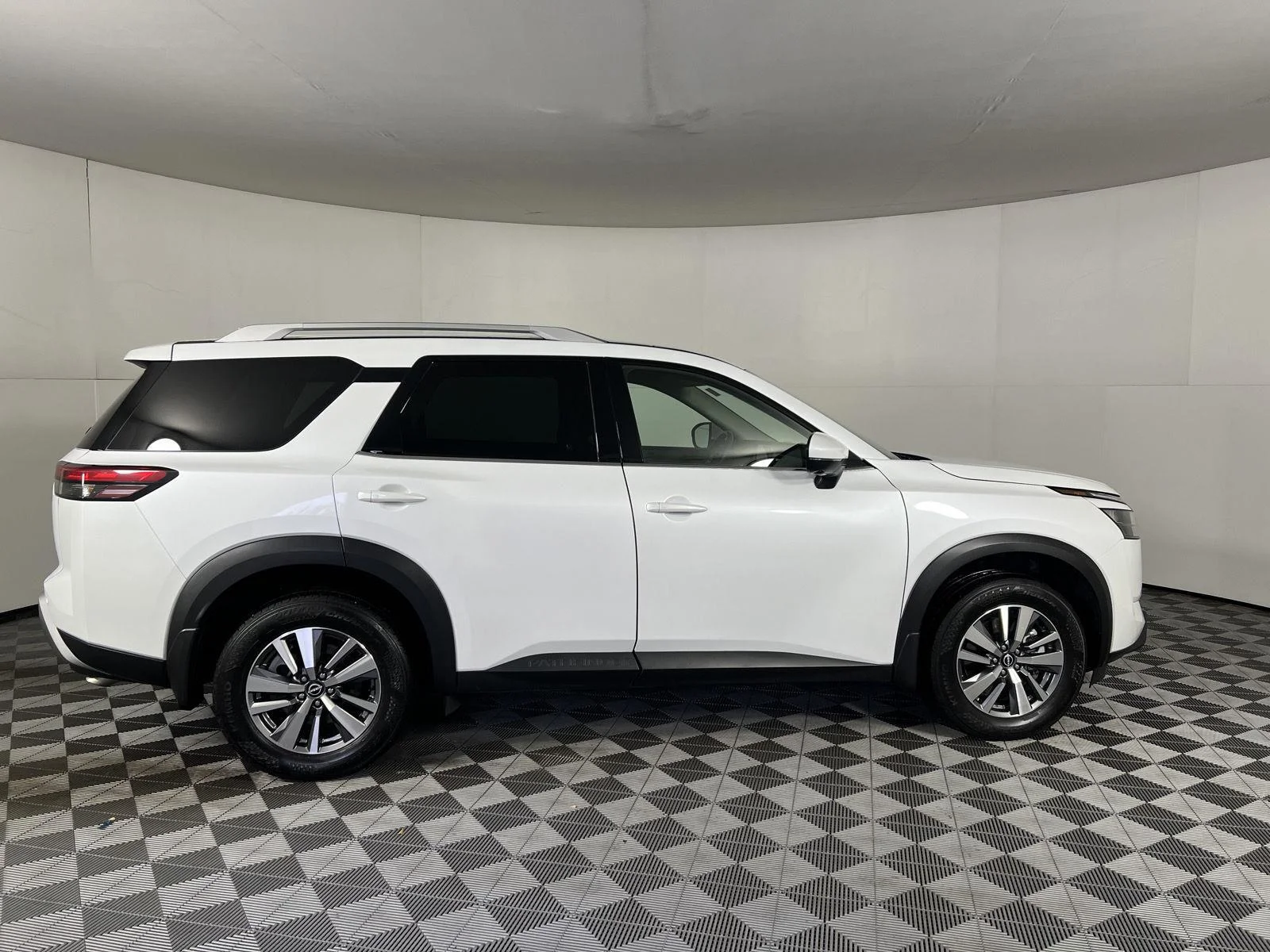 Used 2025 Everest White Pearl Tricoat Nissan SL image 12
