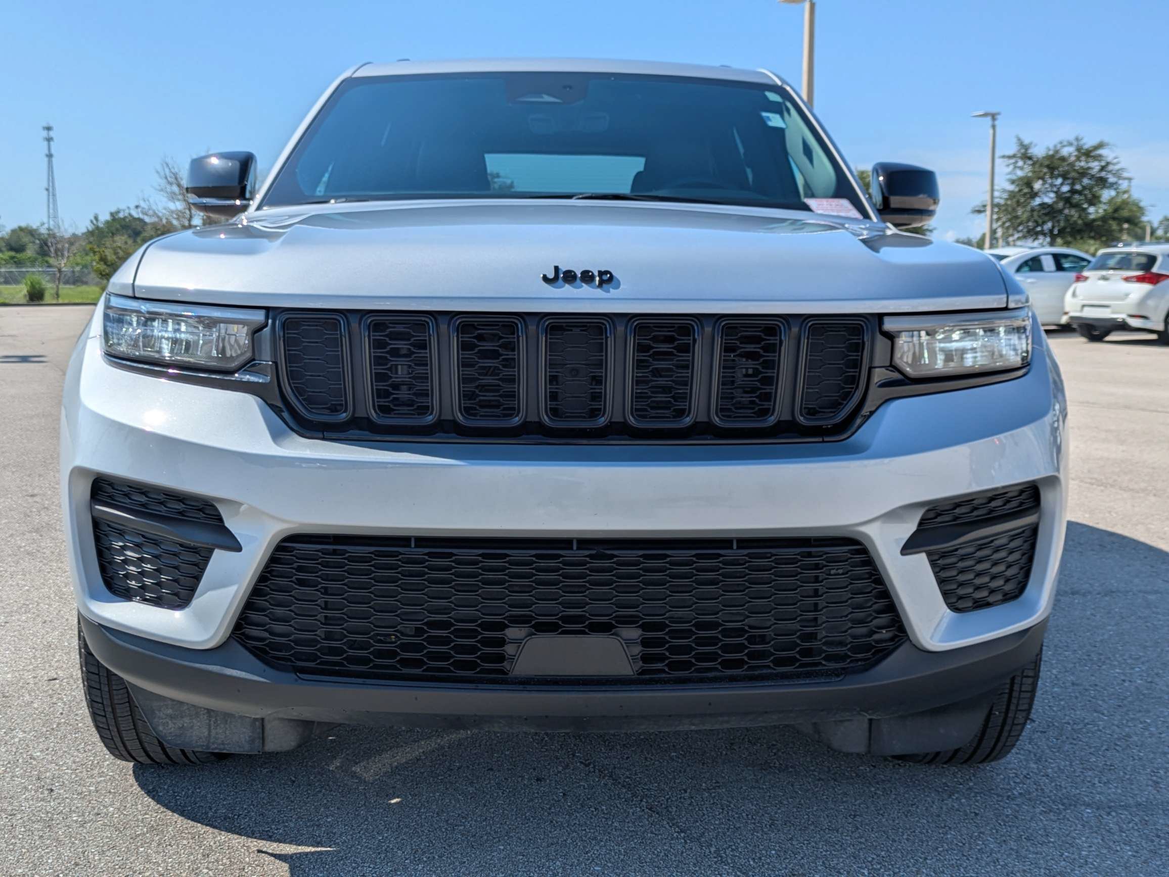 Used 2025 Silver Zynith Jeep Altitude image 3