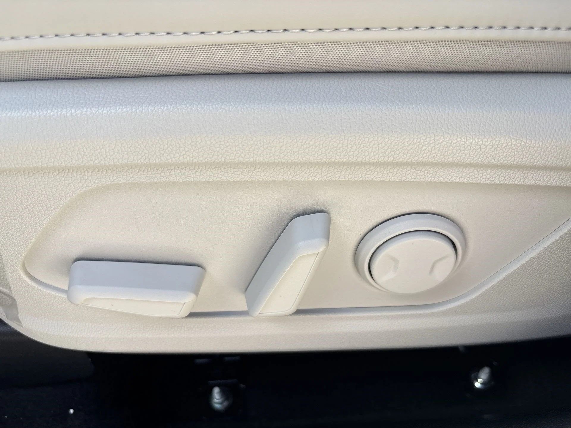 New 2026 Snow White Pearl Kia EX image 16