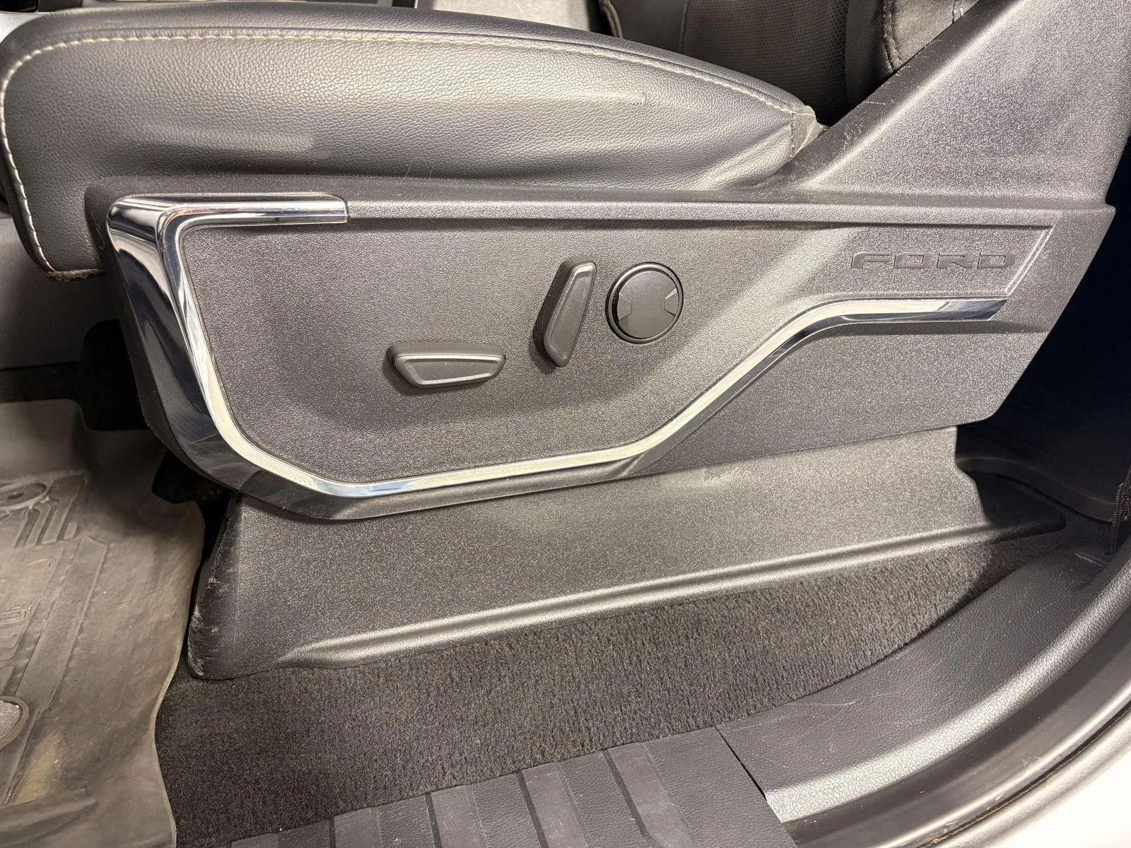 Used 2023 Oxford White Ford LARIAT image 13