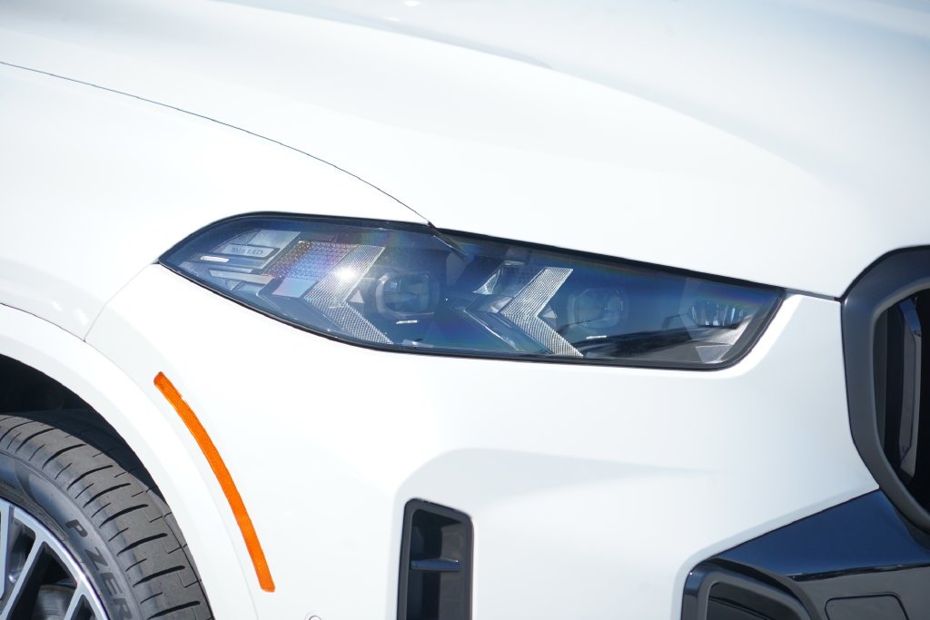 New 2026 Mineral White Metallic BMW xDrive40i image 4