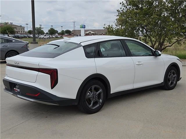Used 2025 Snow White Pearl KIA LXS (IVT) image 3