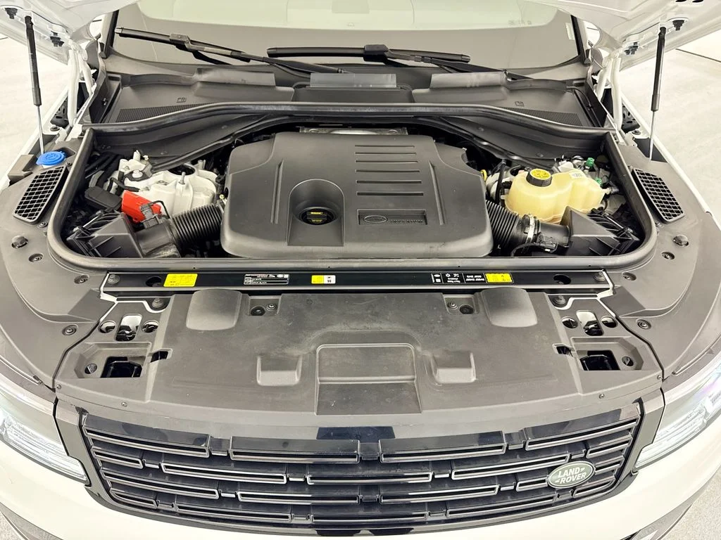 Used 2025 White Land Rover Dynamic SE image 31