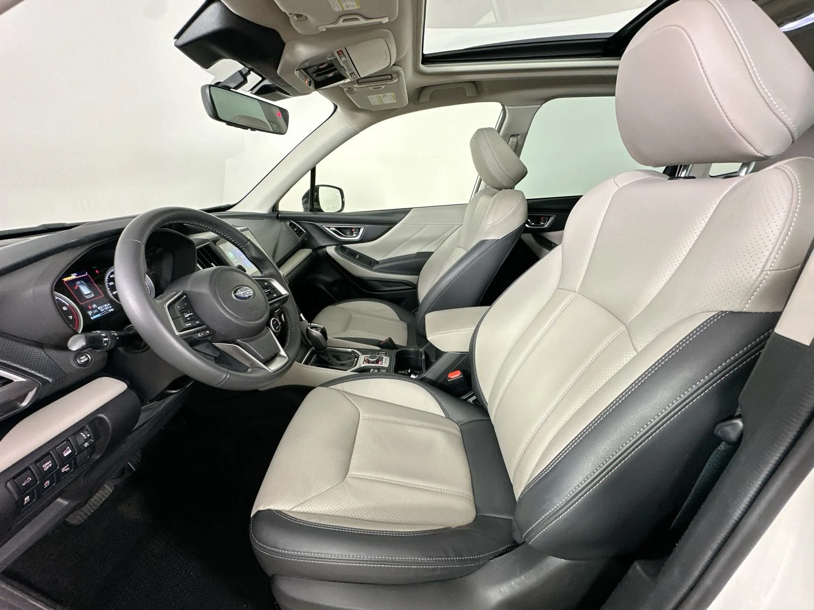 Used 2024 White Subaru  image 33