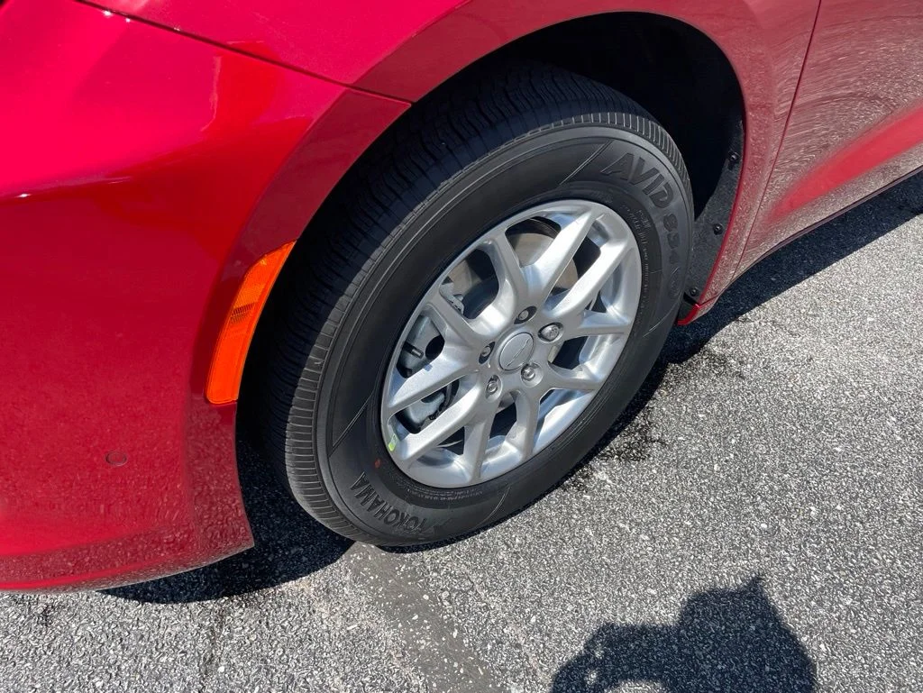 New 2027 Red Hot Pearl-Coat Exterior Paint Chrysler Select image 8
