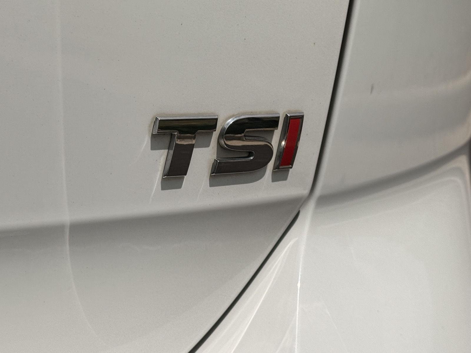 Used 2017 Pure White Volkswagen SE image 18