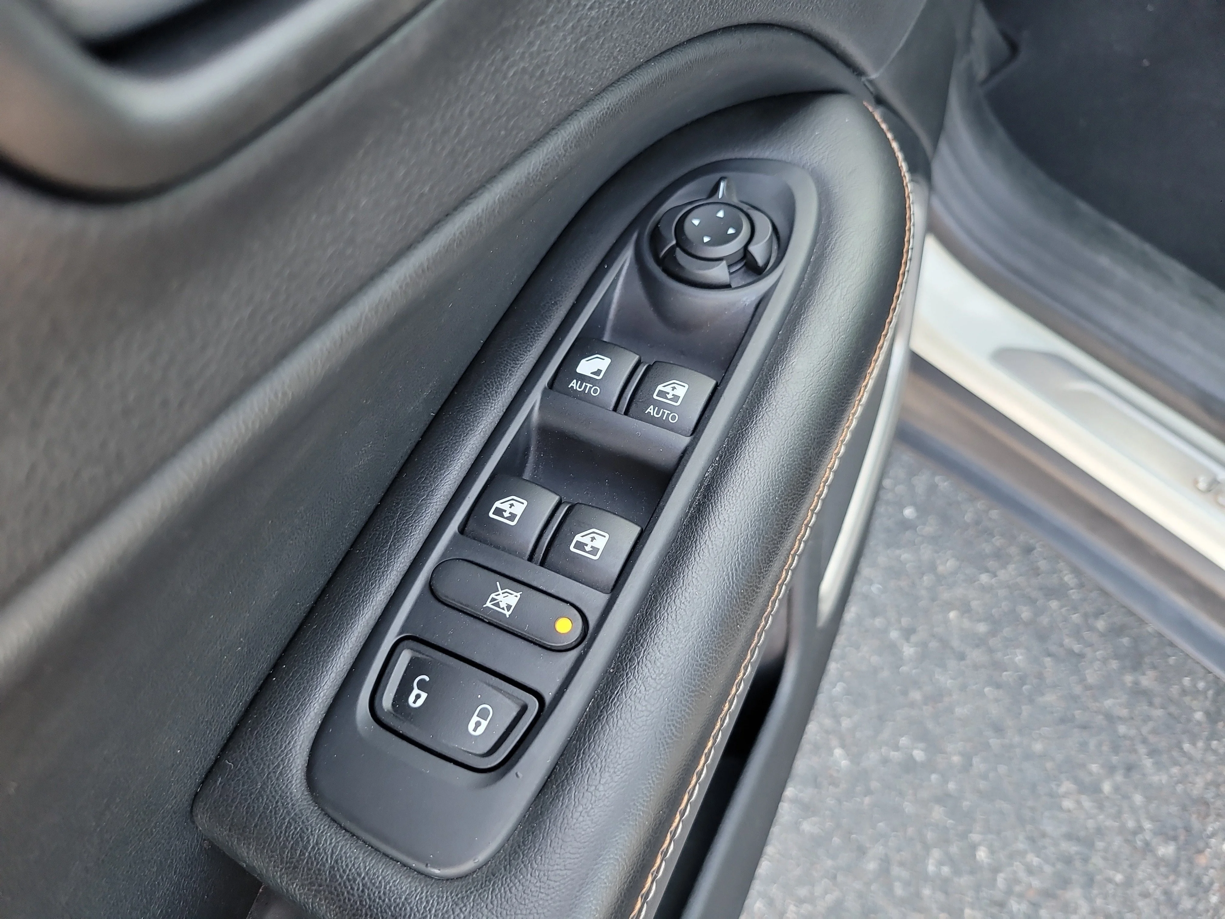 Used 2020 White Clearcoat Jeep Latitude image 15