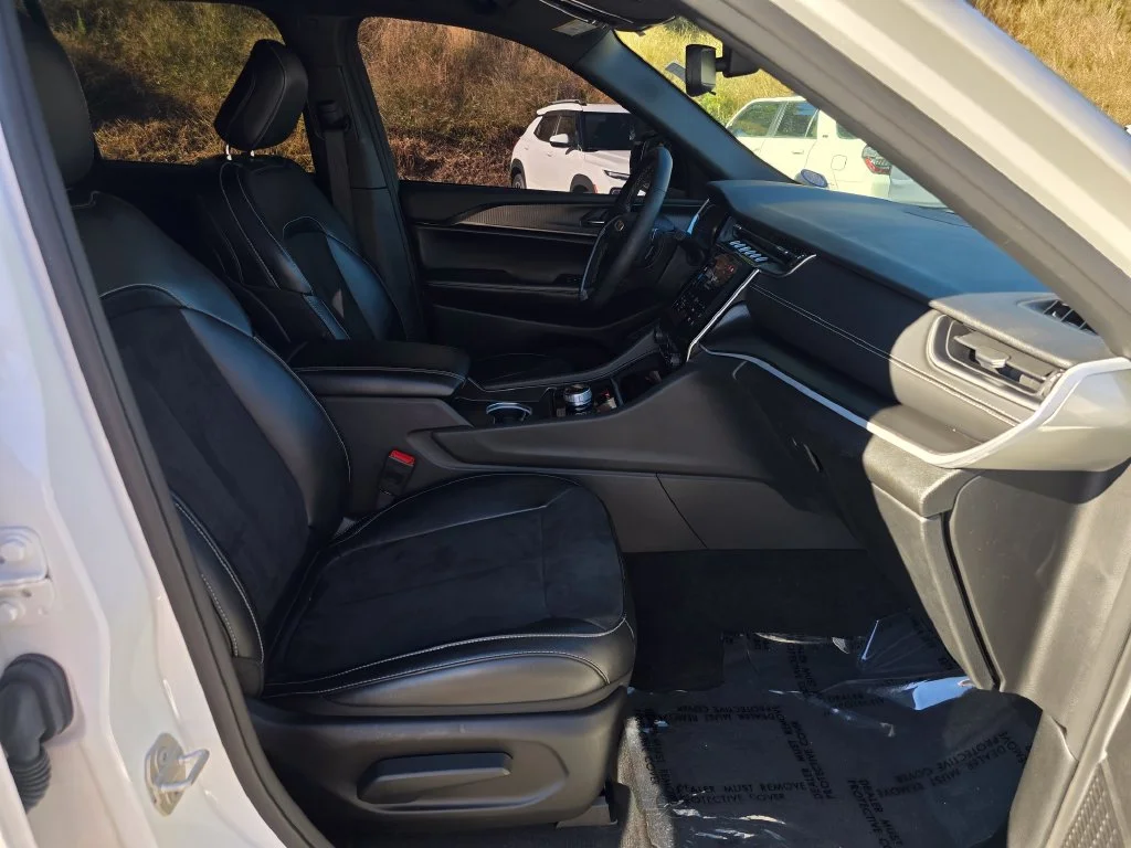 Used 2024 White Jeep Altitude image 29