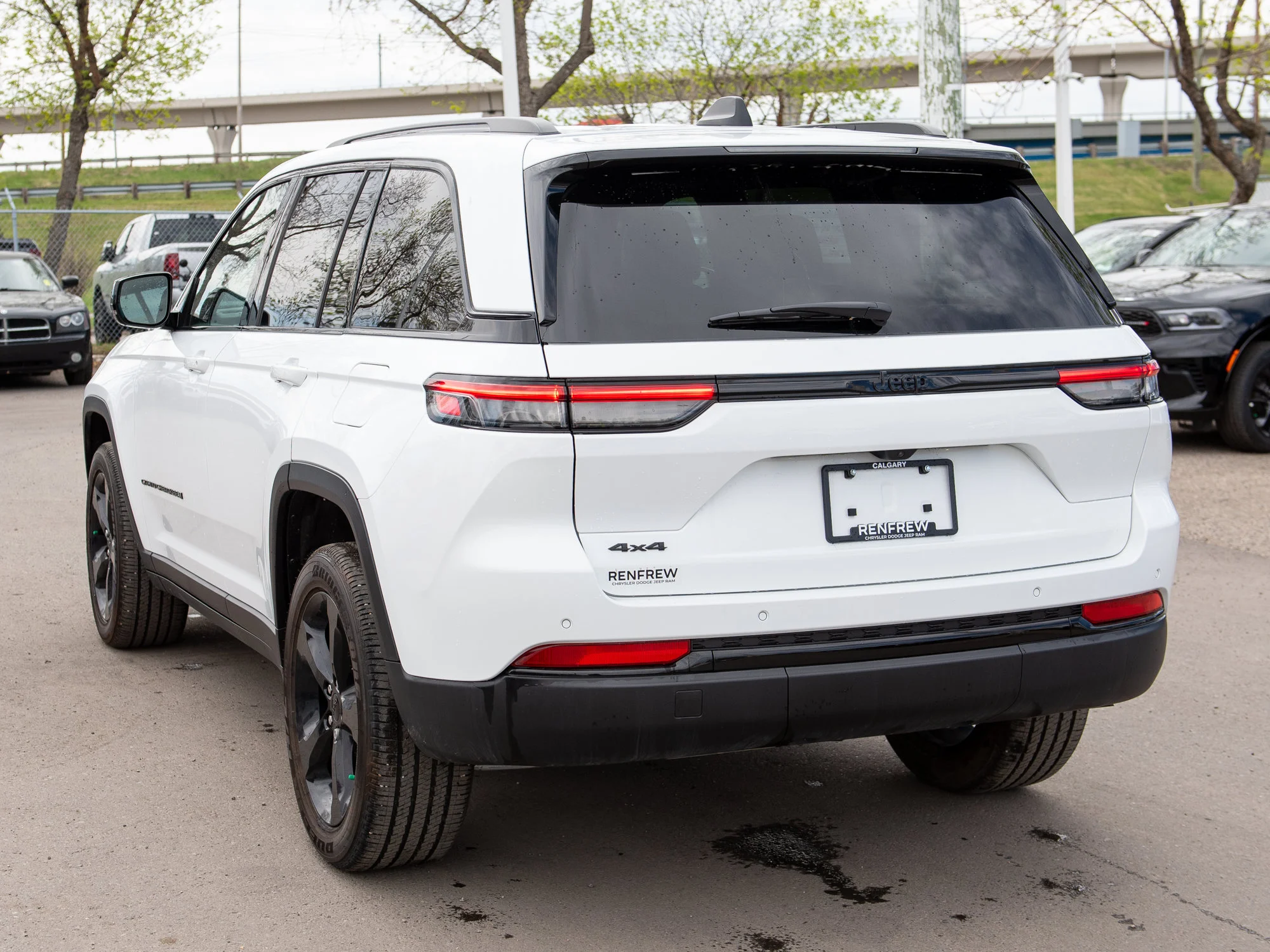 Certified Used 2025 White Jeep Altitude * No Accidents | Trailer Tow Pack | V6 | Adaptive Cruise | Sunroof image 13