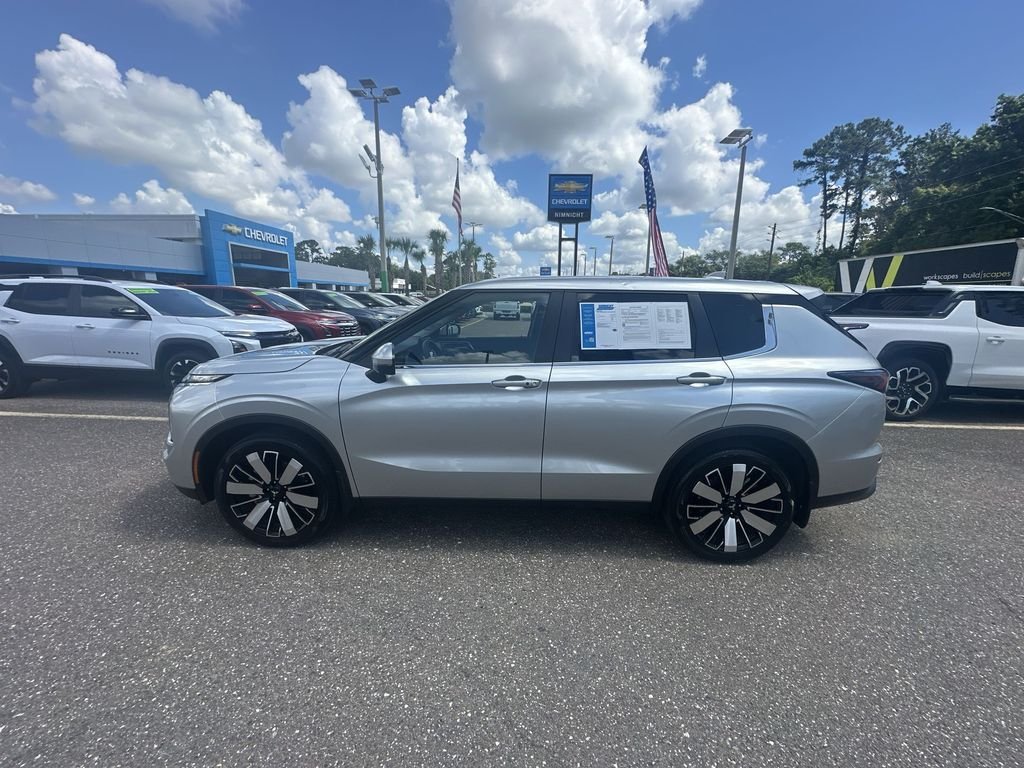 Used 2025 Silver Mitsubishi SE image 13