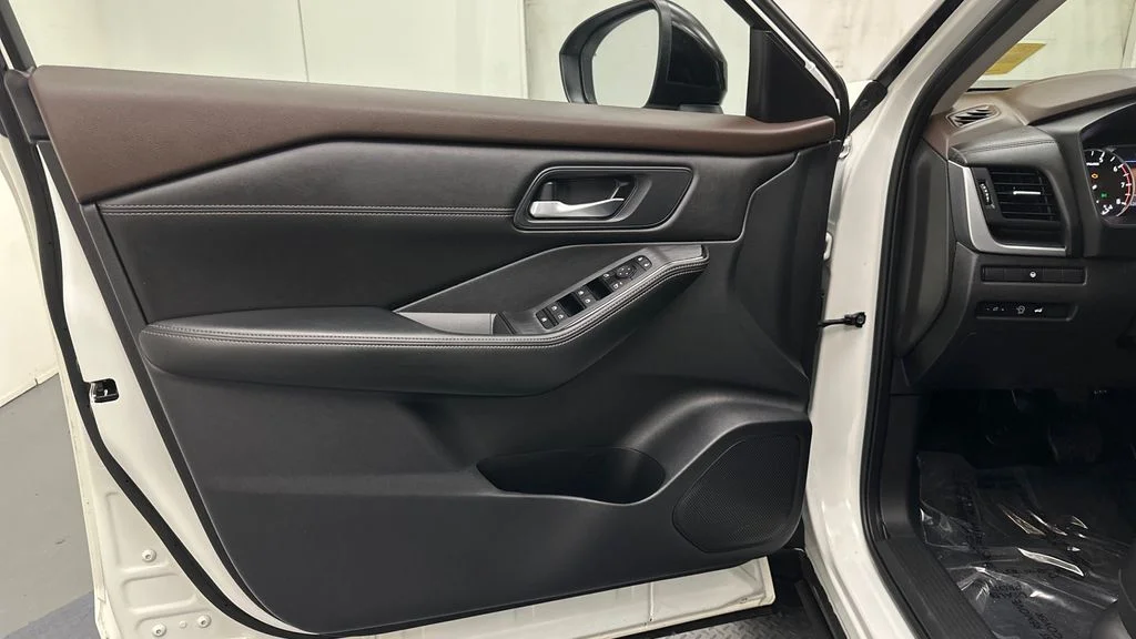 Used 2023 White Nissan SV image 17