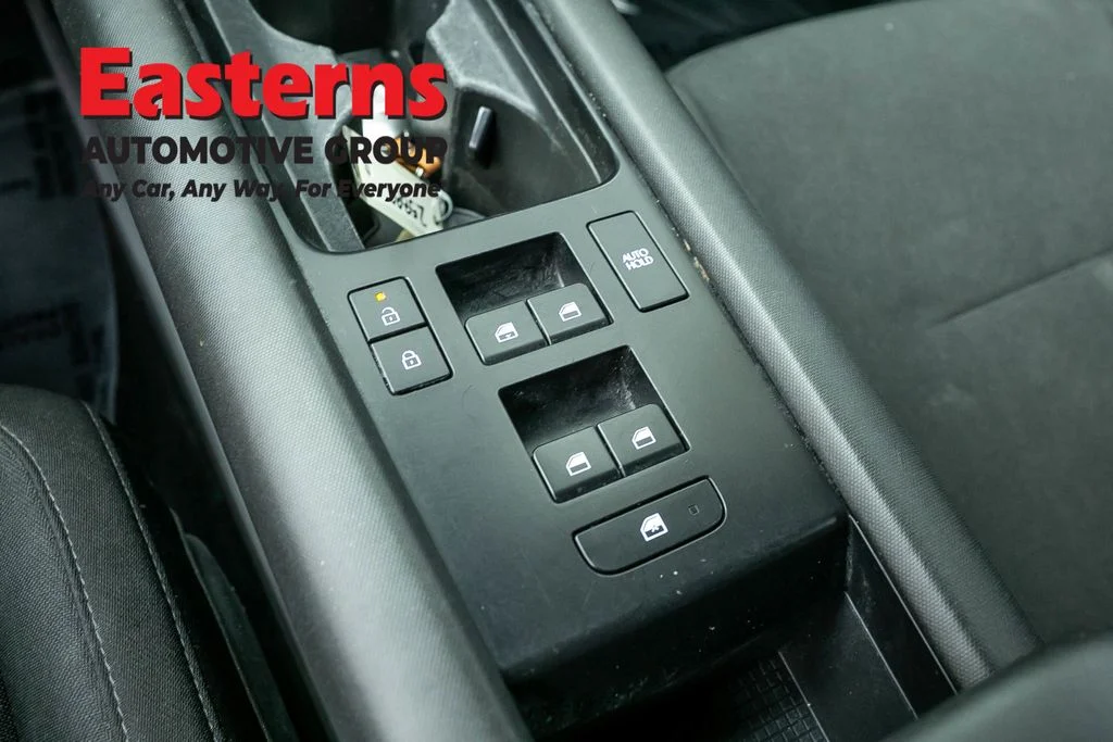 Used 2024 Green Hyundai SE image 19