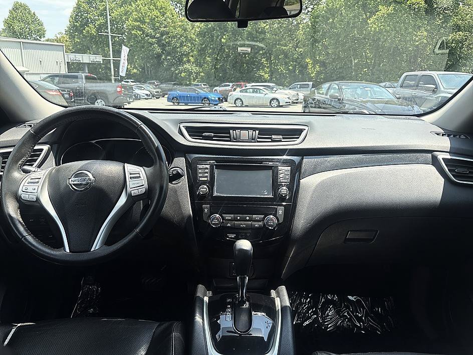 Used 2016 Cayenne Red Nissan SL image 14