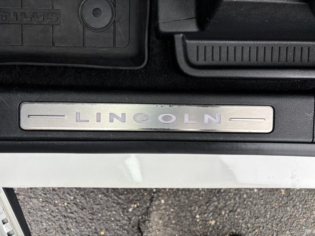 Used 2023 White Metallic Lincoln Reserve image 24