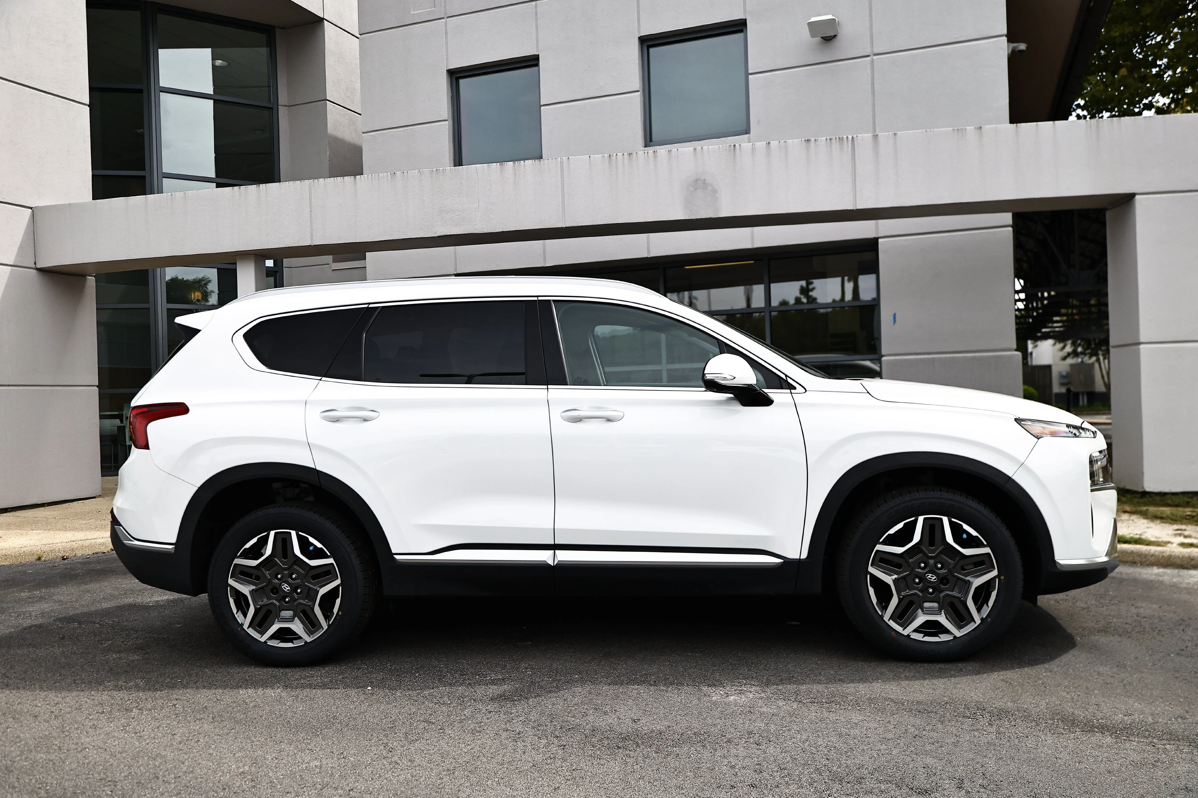 Used 2023 Serenity White Pearl Hyundai SEL Premium image 4