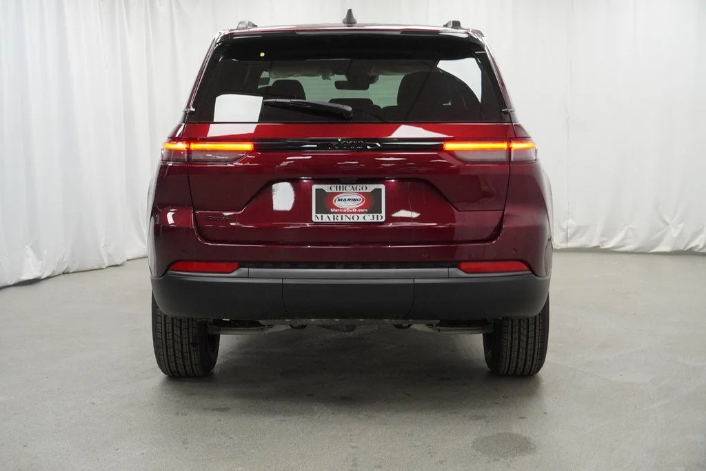 New 2026 Velvet Red Pearl-Coat Exterior Paint Jeep Laredo Altitude image 10
