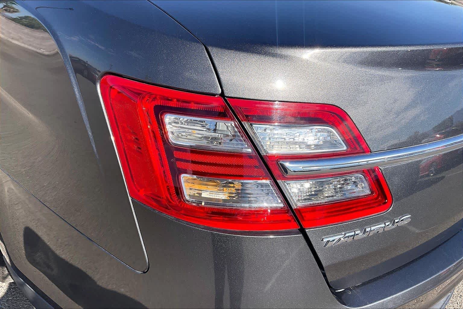 Used 2015 Magnetic Metallic Ford SEL image 29