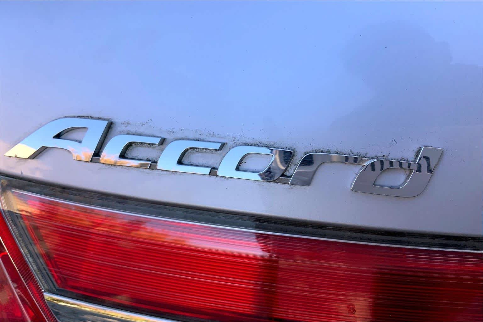 Used 2011 Alabaster Silver Metallic Honda LX-P image 9