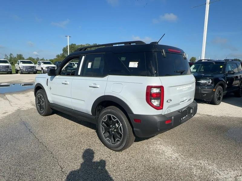 New 2026 Space White Metallic Ford Outer Banks 4x4 image 3
