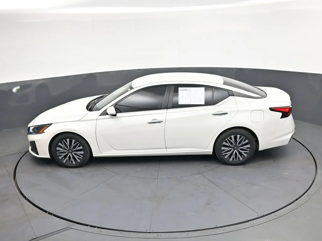 Used 2023 White Nissan 2.5 SV image 38