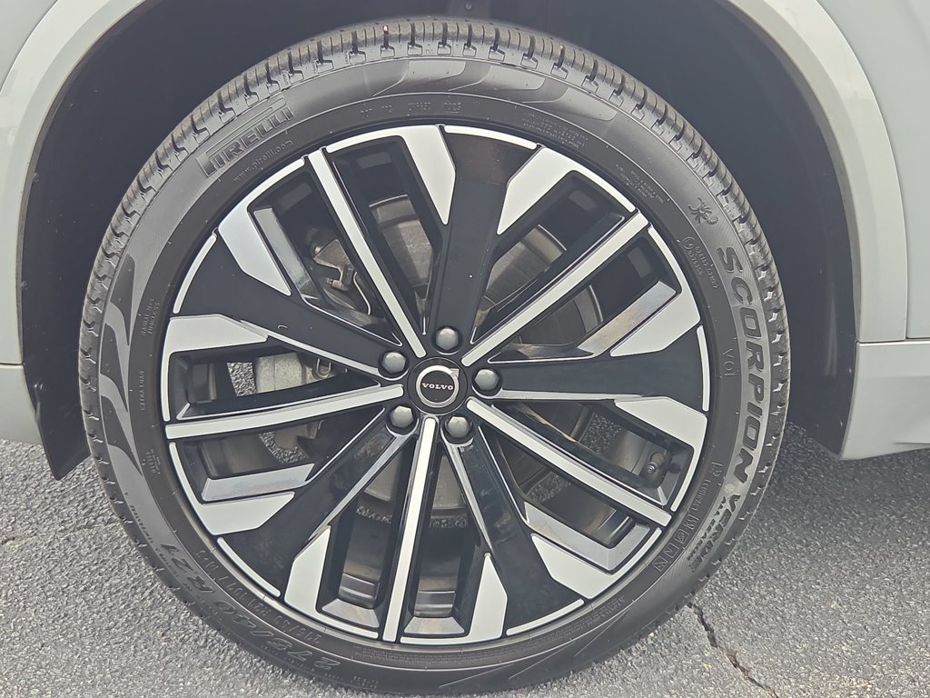 Used 2025  Volvo Plus image 9