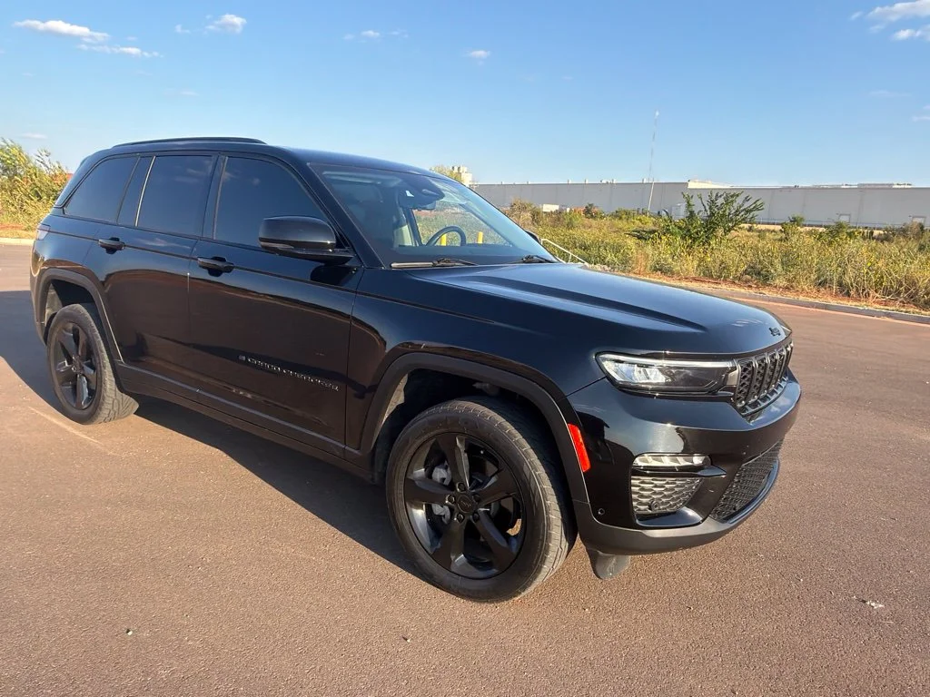 Used 2023 Diamond Black Crystal Pearlcoat Jeep Limited image 3