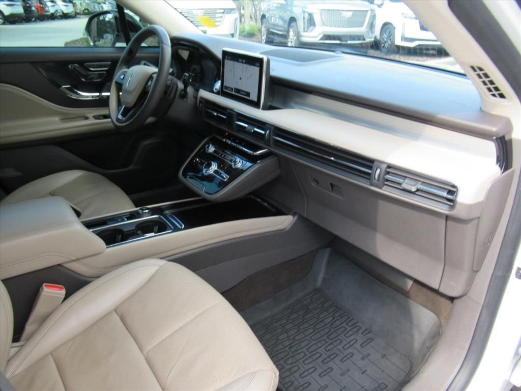 Used 2022 White Lincoln Standard image 11