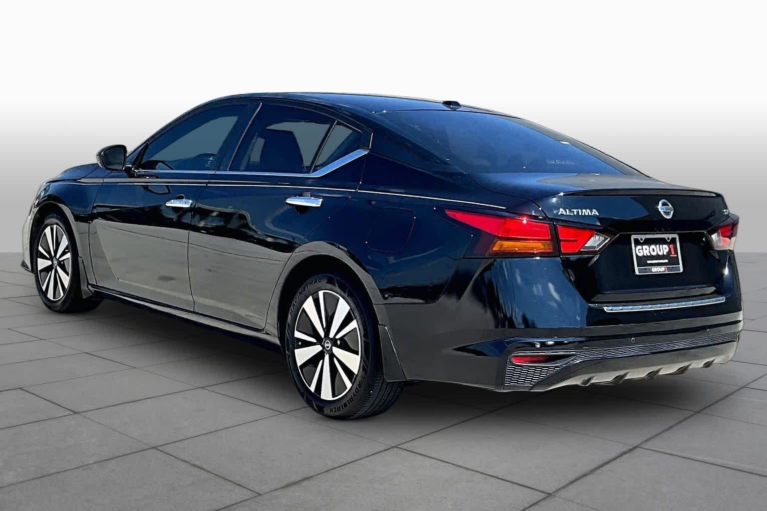 Used 2022 Super Black Nissan 2.5 SV image 10