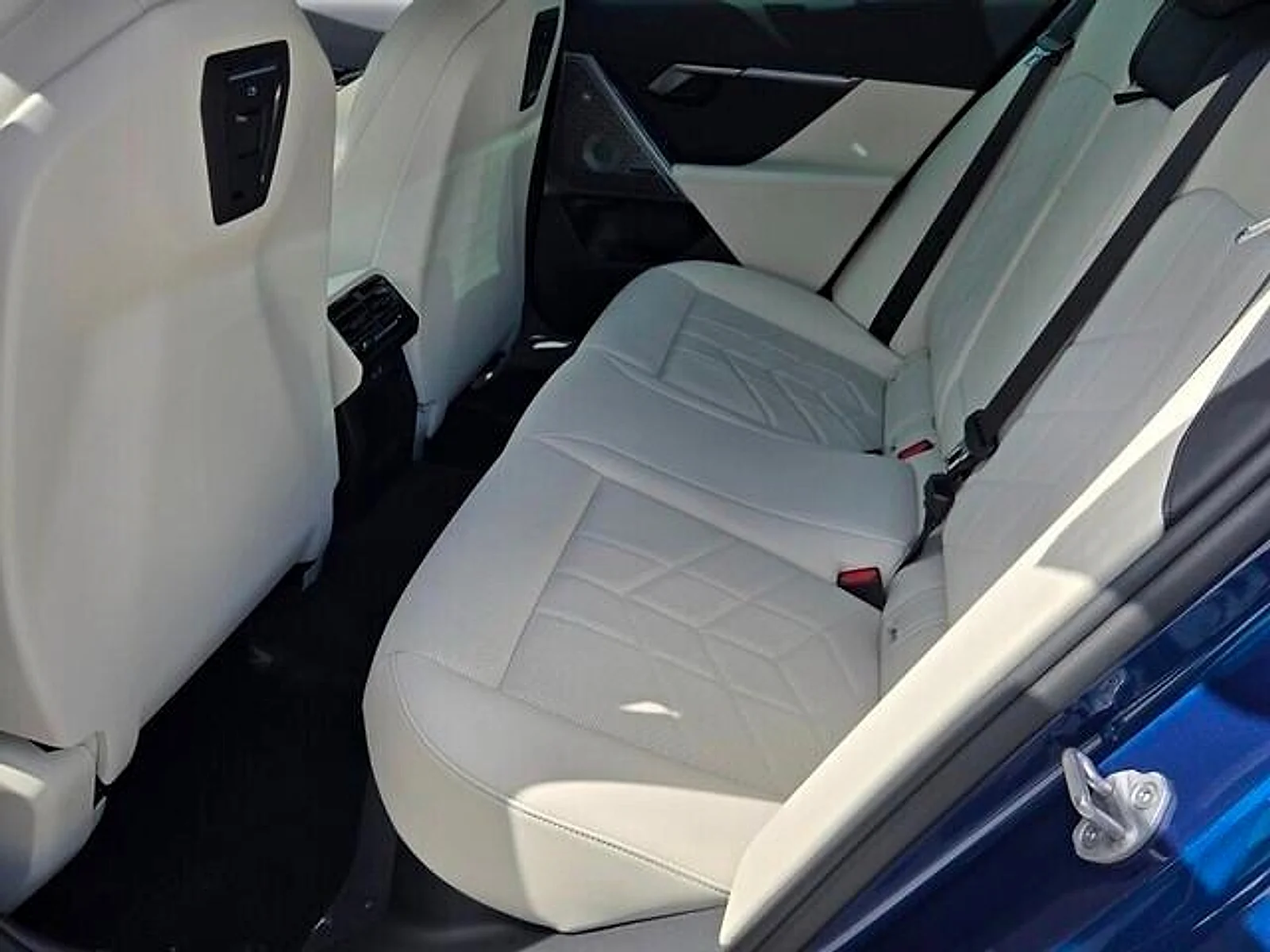 Used 2024  BMW  image 12