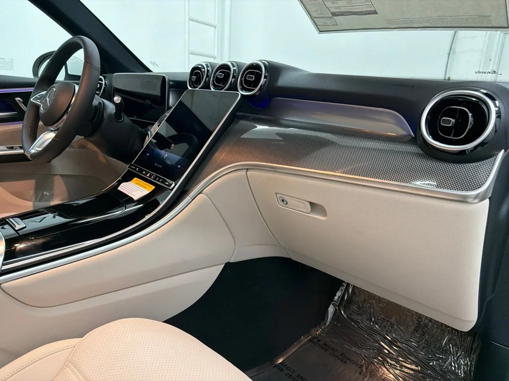 New 2027 White Mercedes-Benz GLC 300 image 29