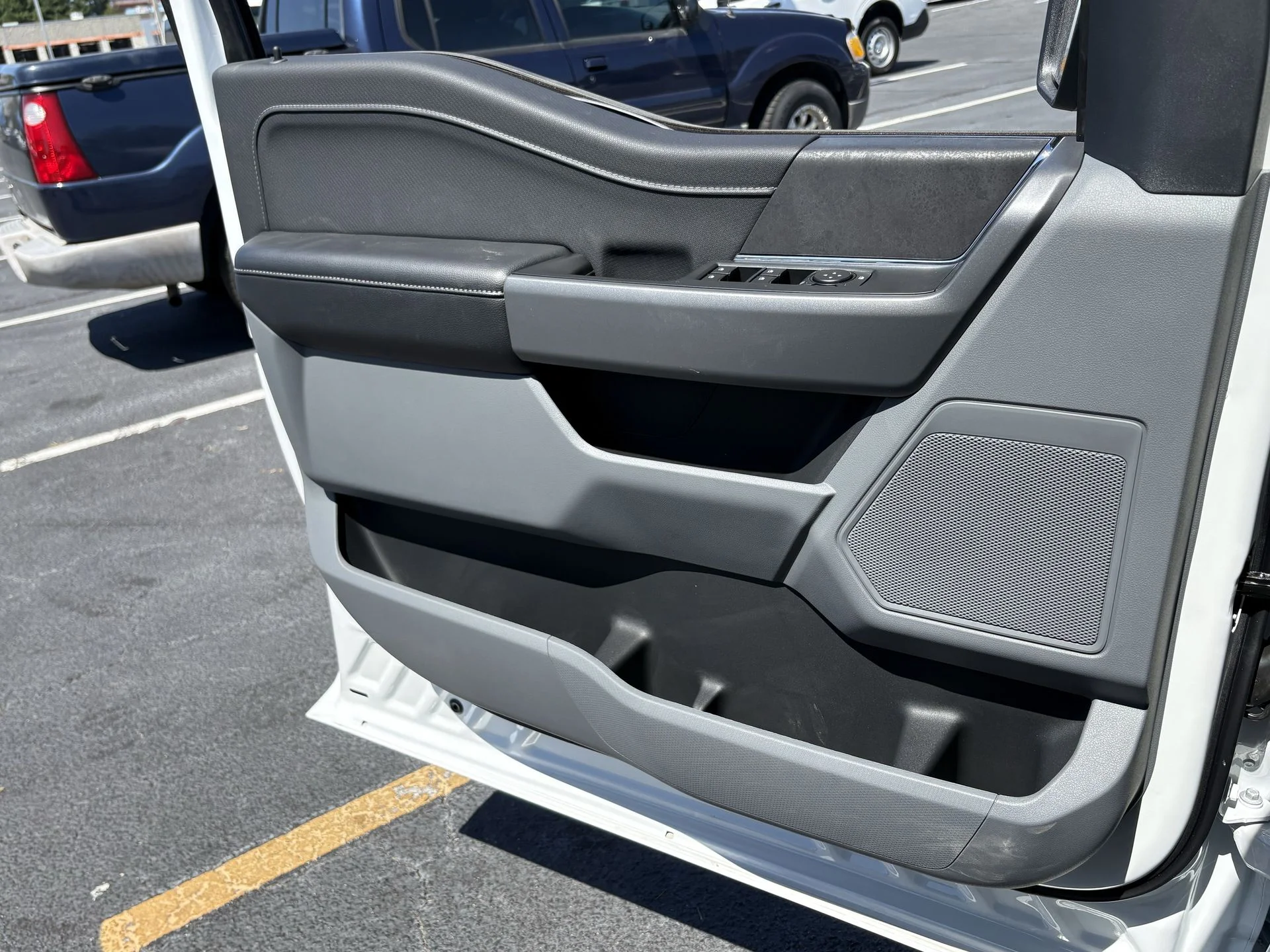 New 2026 Oxford White Ford XLT image 13