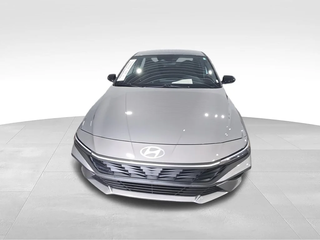 Used 2025 Silver Hyundai SEL Sport image 4