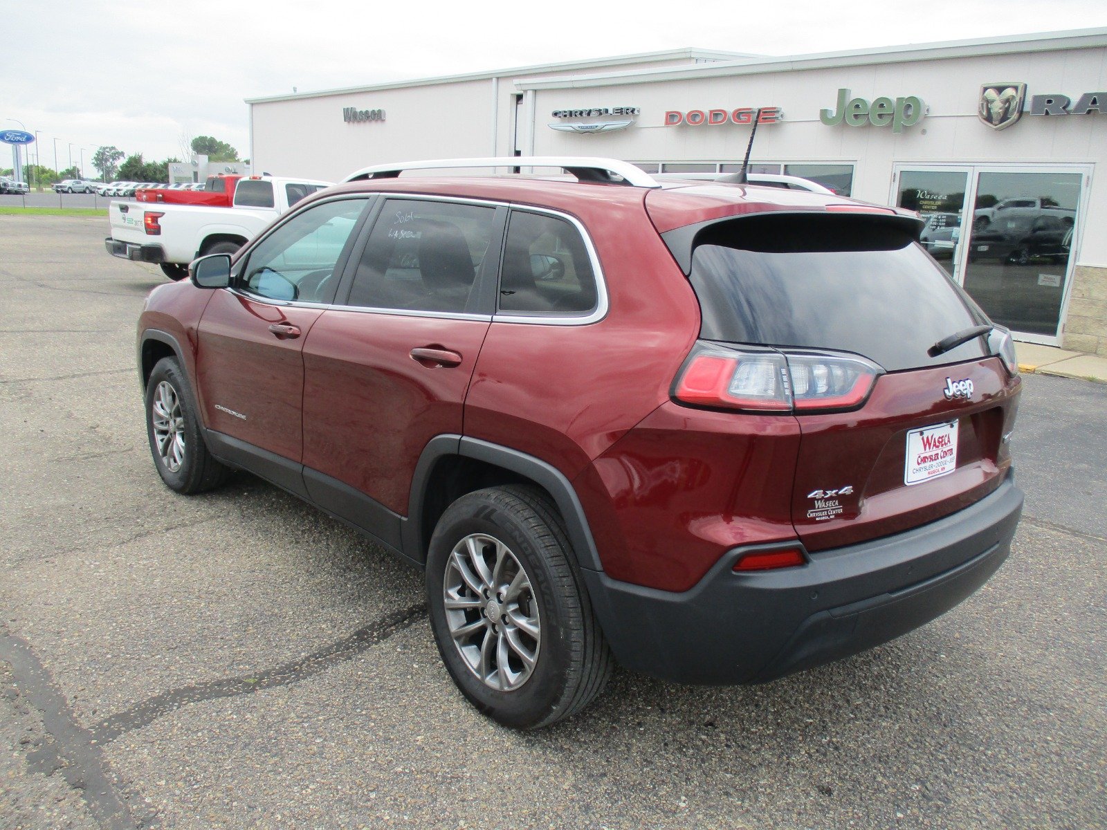 Used 2020 RED Jeep Latitude Plus image 4