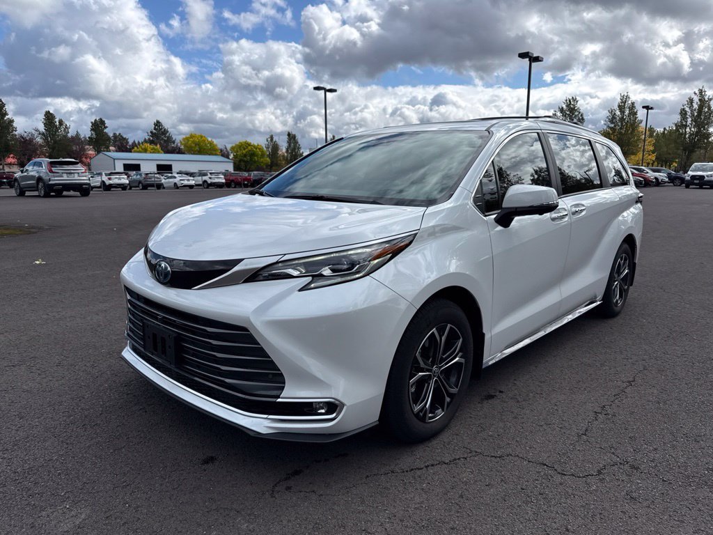 Used 2025 Wind Chill Pearl Toyota Platinum image 3