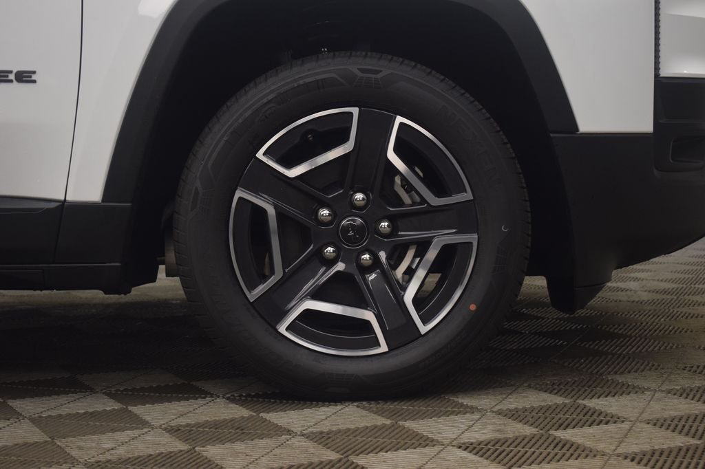 New 2026 Bright White Clear-Coat Exterior Paint Jeep Limited image 9