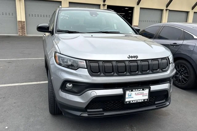 Used 2022 Billet Silver Metallic Jeep Latitude image 3